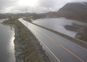 A clear weather picture of a Norway roadway